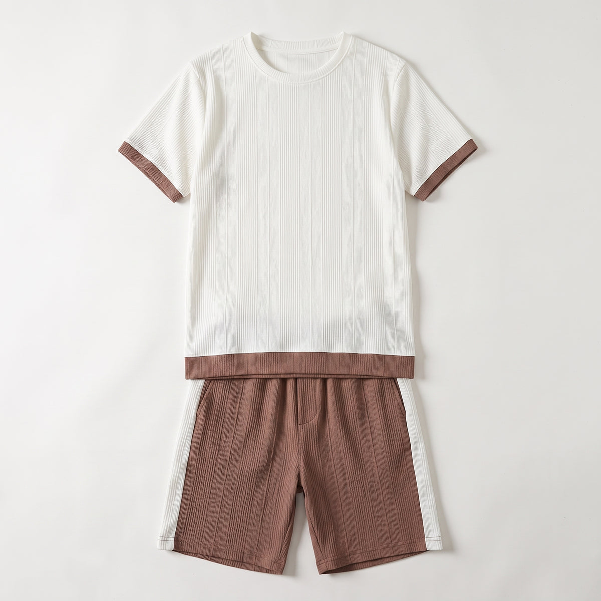 Ensemble tee-shirt blanc et short brun présenté à plat