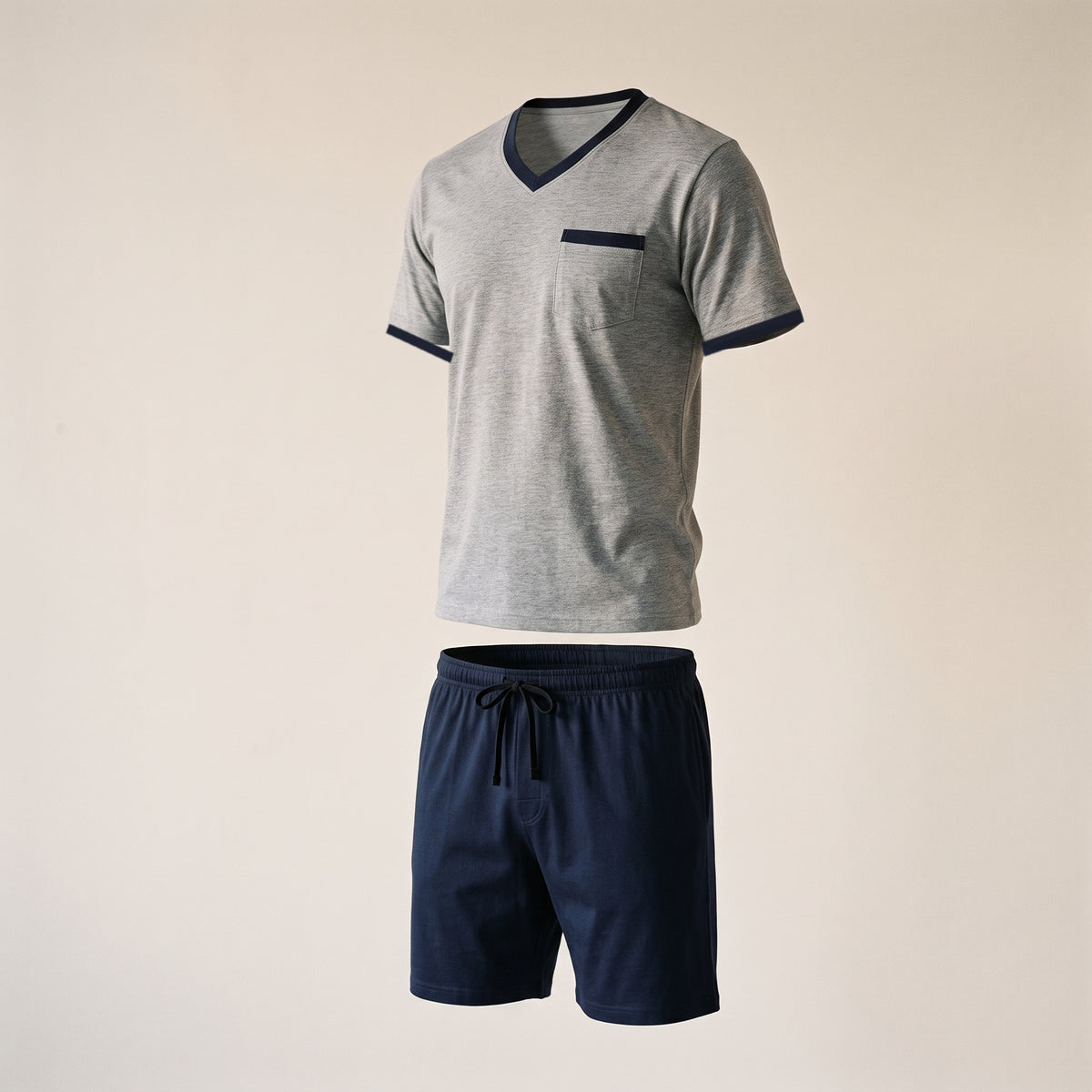 Tee-shirt gris et short bleu marine présentés sur fond uni