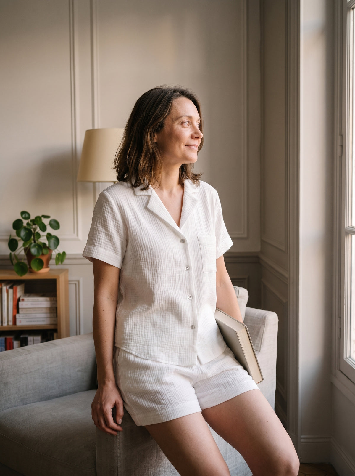 Ensemble chemise et short en gaze de coton blanc porté dans un coin lecture