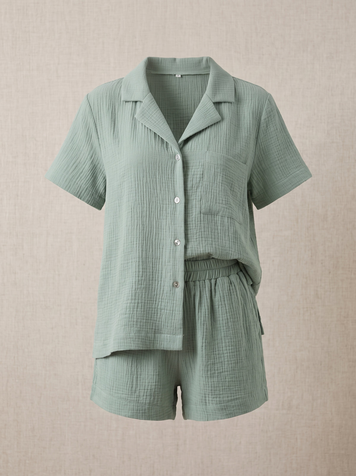 Coupe de la chemise à col cranté et du short en gaze de coton vert sur mannequin invisible