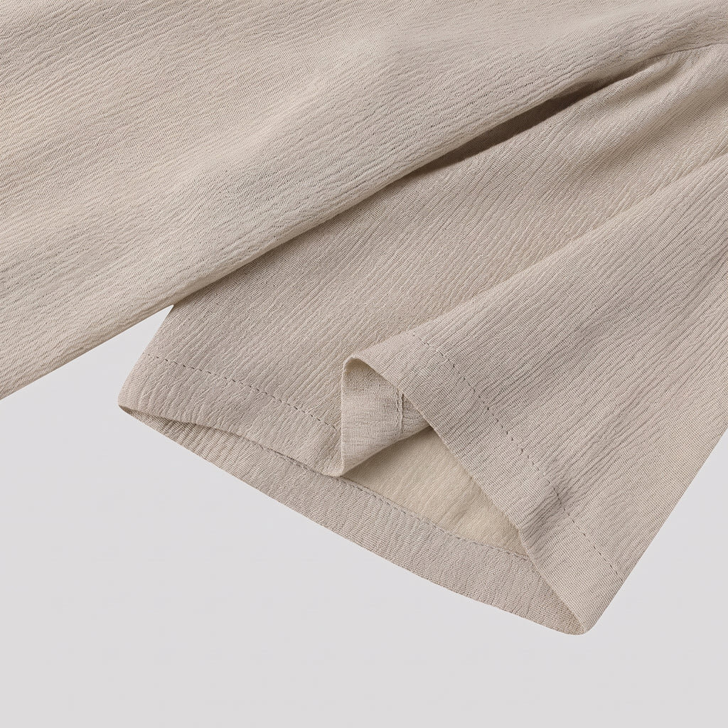 Détail de l'ourlet et de la texture de la manche beige de l'ensemble japonais homme