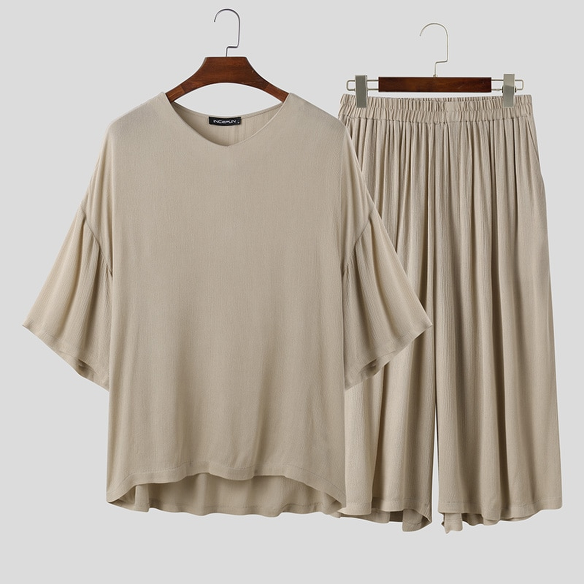 Packshot de l'ensemble japonais homme beige avec haut ample et pantalon large