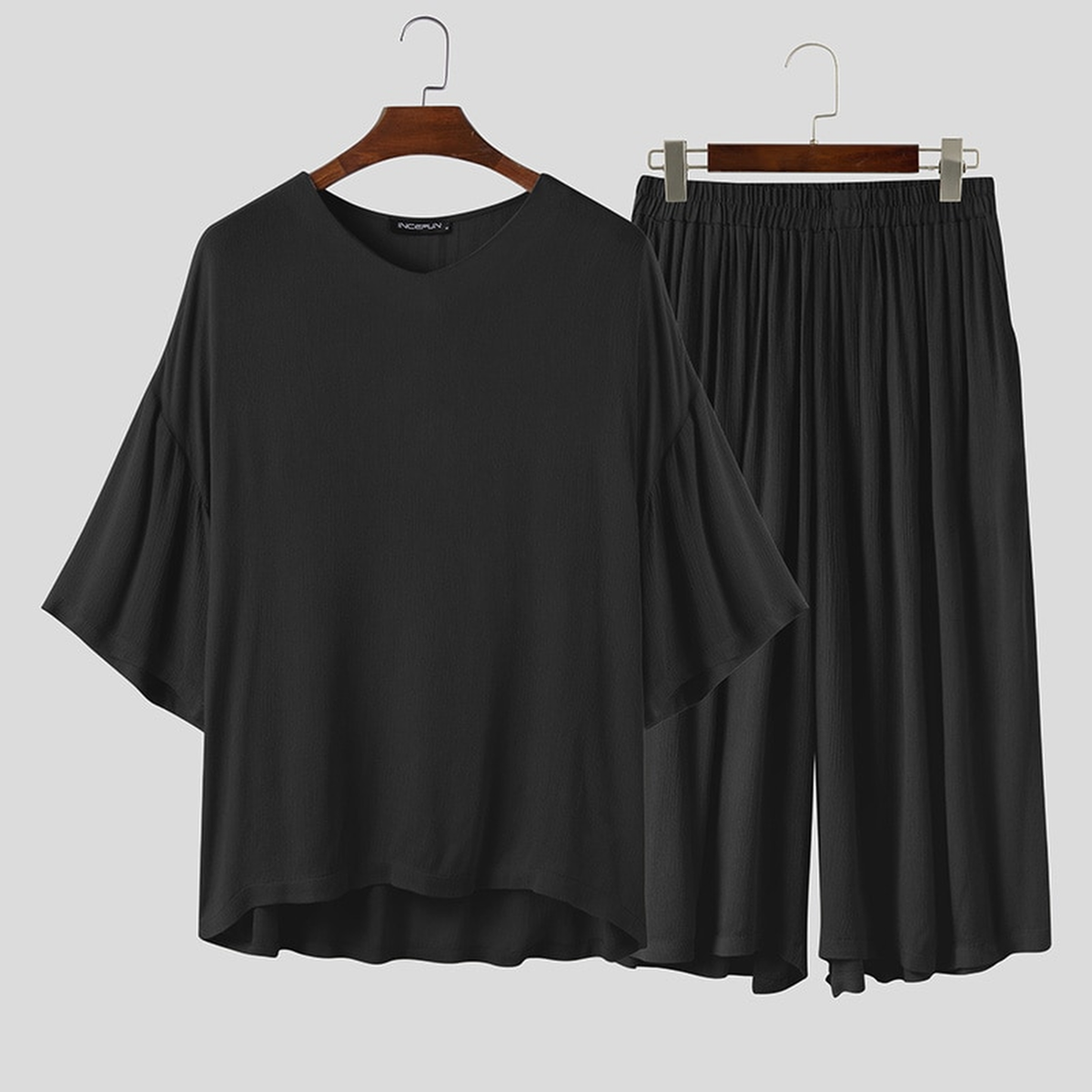 Packshot de l'ensemble japonais homme noir avec haut ample et pantalon large