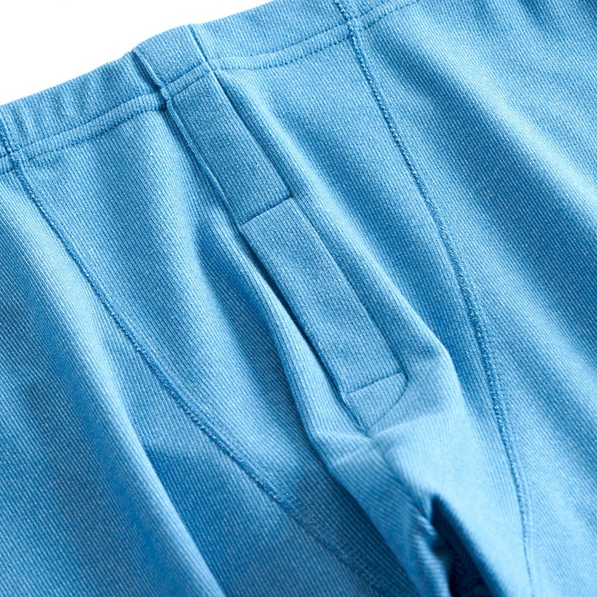 Détail de la poche du pantalon bleu de l'ensemble détente homme