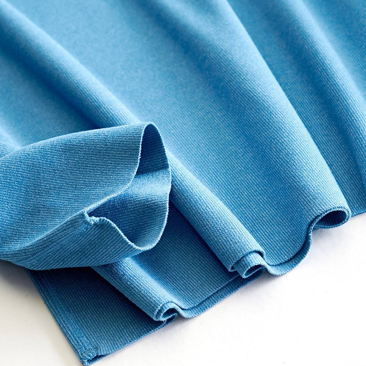Détail du tissu bleu de l'ensemble détente homme