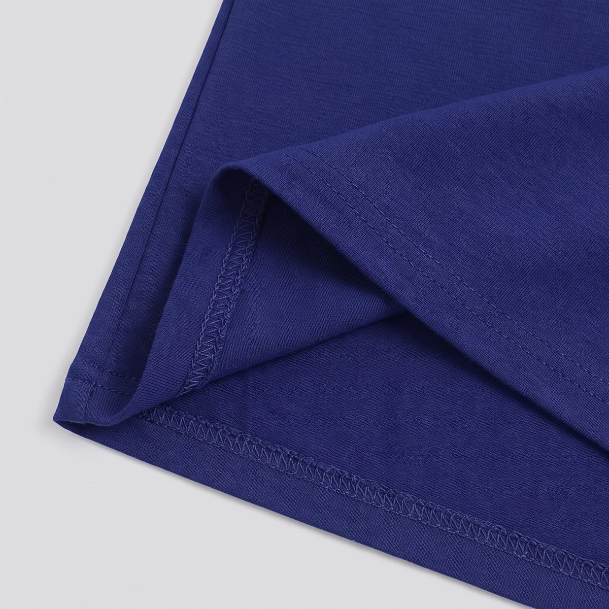 Détail de l’ourlet et des coutures du pyjama homme bleu foncé.