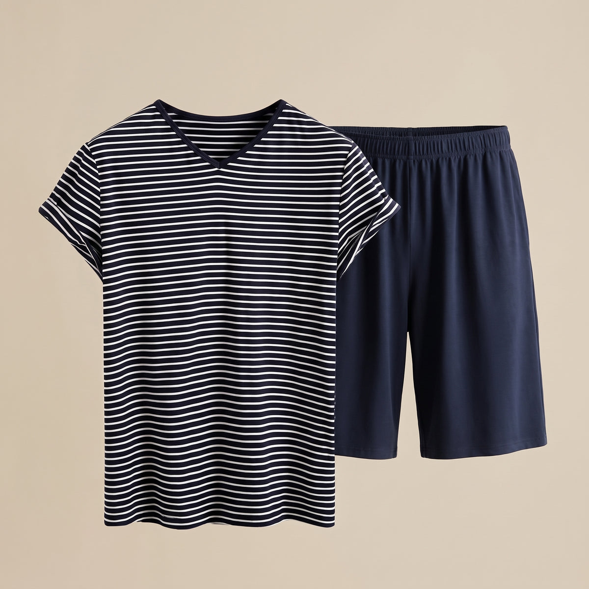 Ensemble homme bleu marine avec t-shirt rayé et short court présenté sur mannequin invisible