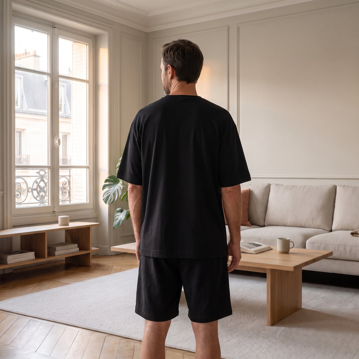 Vue de dos de l’ensemble homme noir porté dans le salon Image