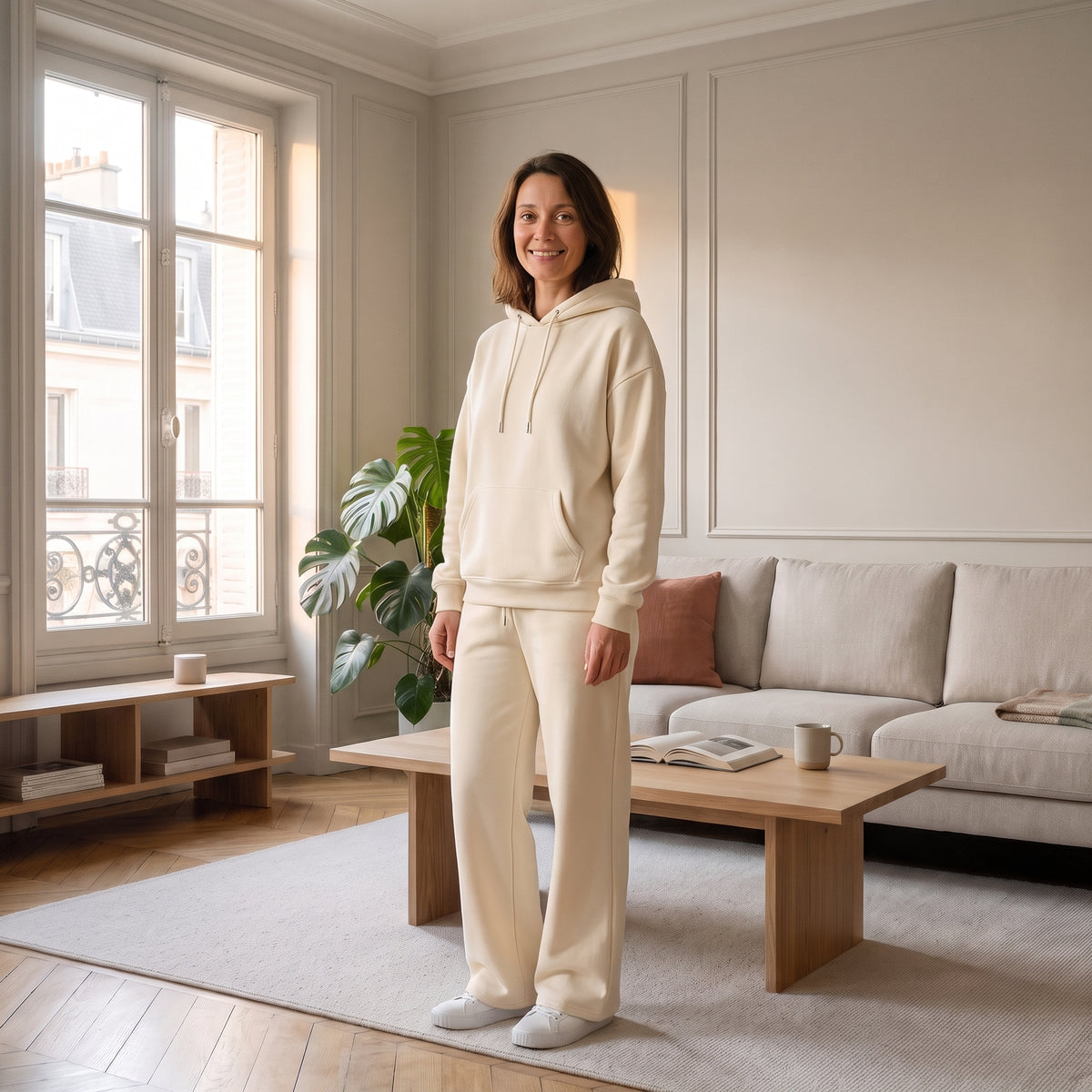 Ensemble jogging femme beige porté dans un salon lumineux Image