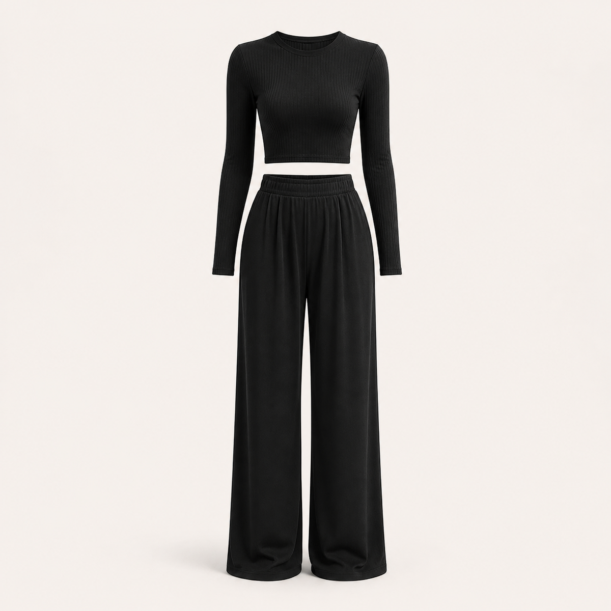 Ensemble noir avec top court et pantalon large sur mannequin invisible