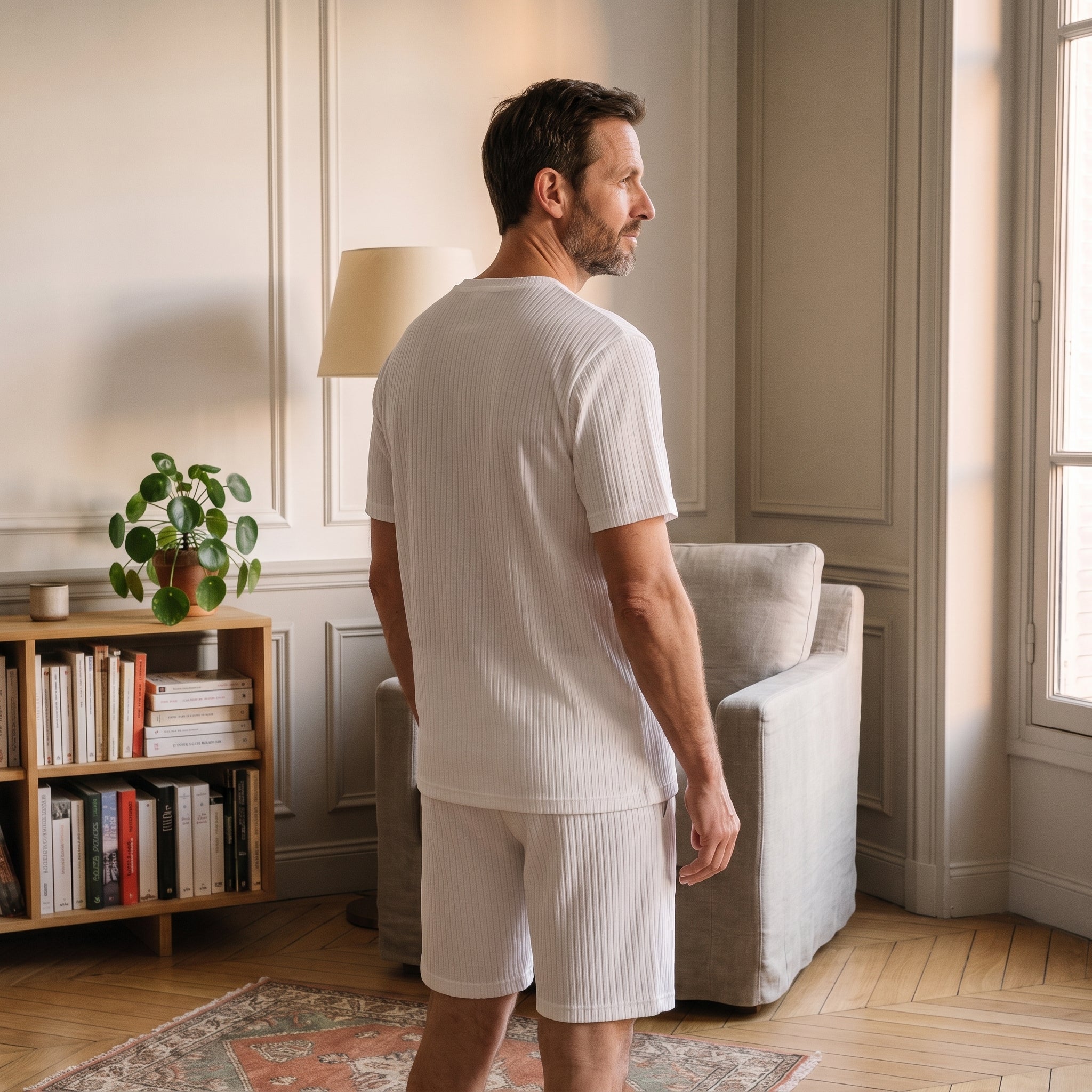 Dos de l'ensemble t-shirt et short blanc en tissu plissé, porté debout Image