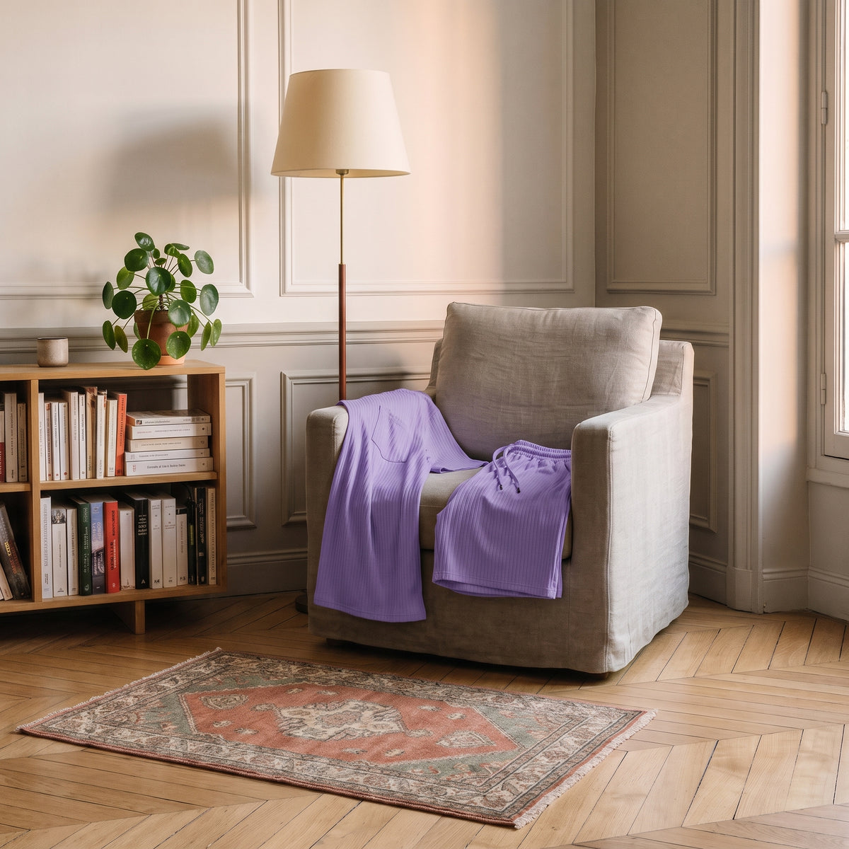 Ensemble t-shirt et short lilas posé sur un fauteuil de lecture Image