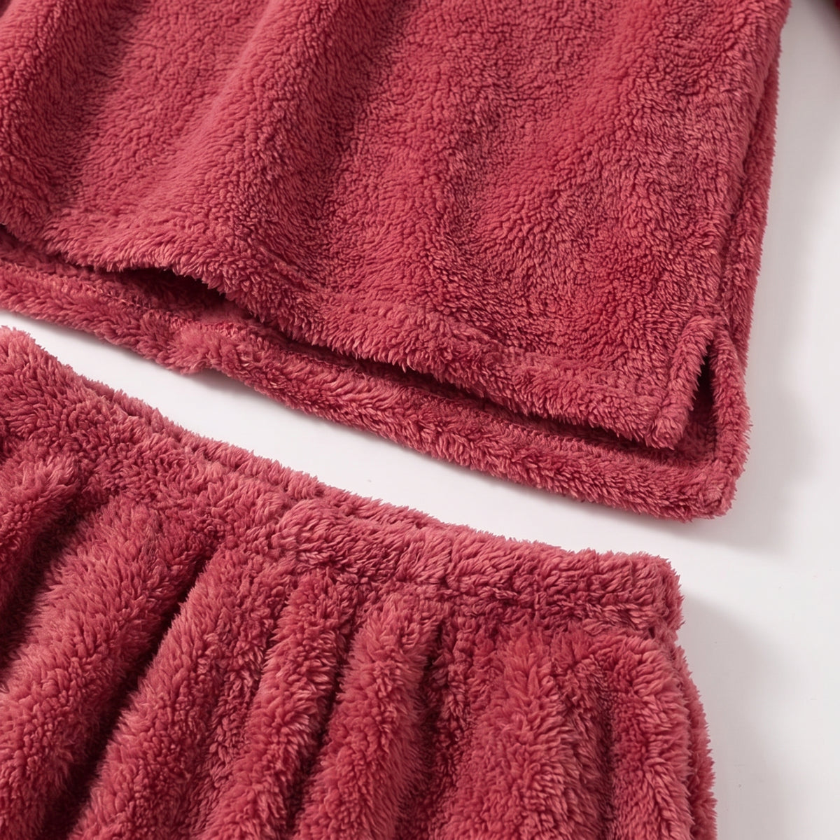 Taille élastiquée visible sur le pantalon du pyjama femme rouge