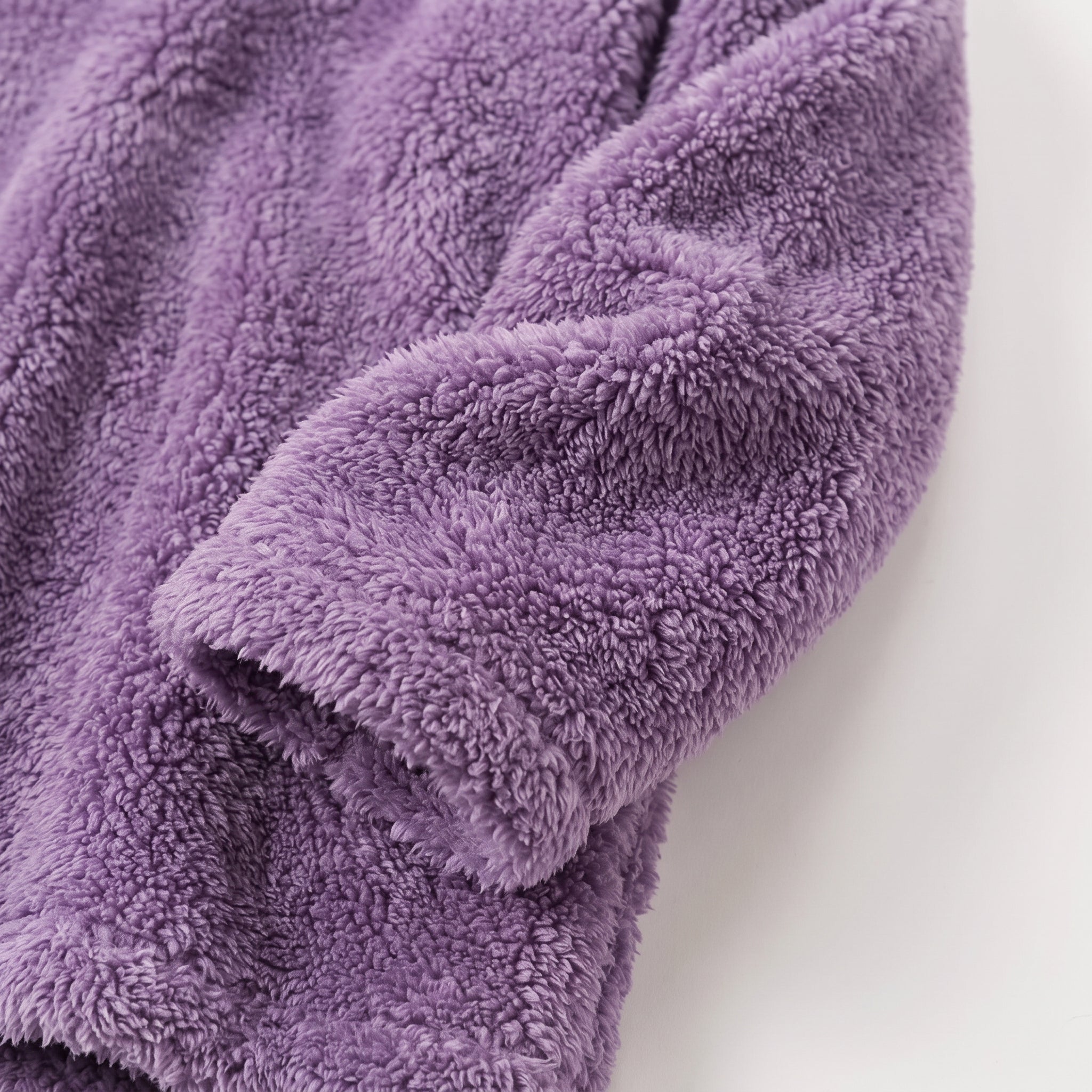 Texture duveteuse de la manche du pyjama femme violet Image