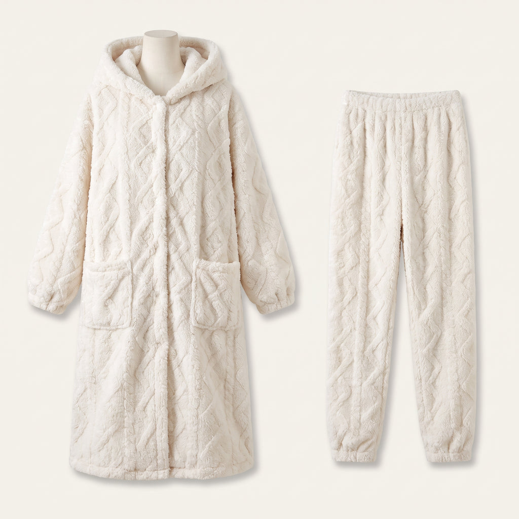 Packshot de l'ensemble pyjama blanc avec pantalon long et peignoir à capuche