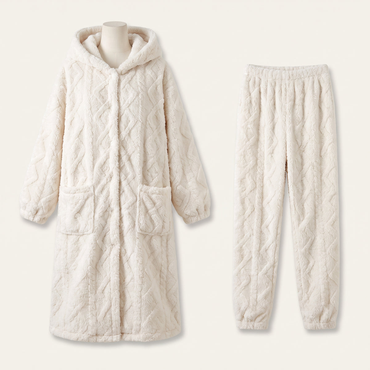 Packshot de l'ensemble pyjama blanc avec pantalon long et peignoir à capuche