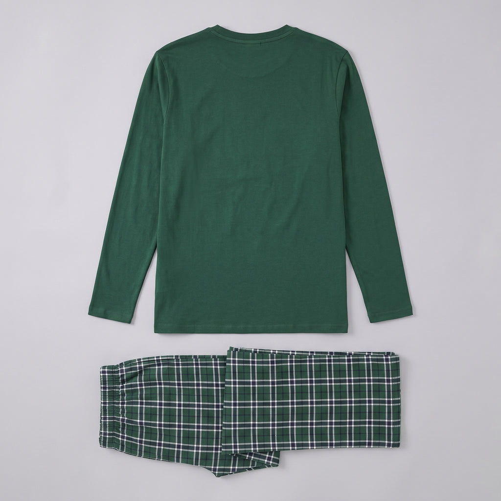 Ensemble pyjama homme étalé à plat, haut à manches longues et pantalon à carreaux plié