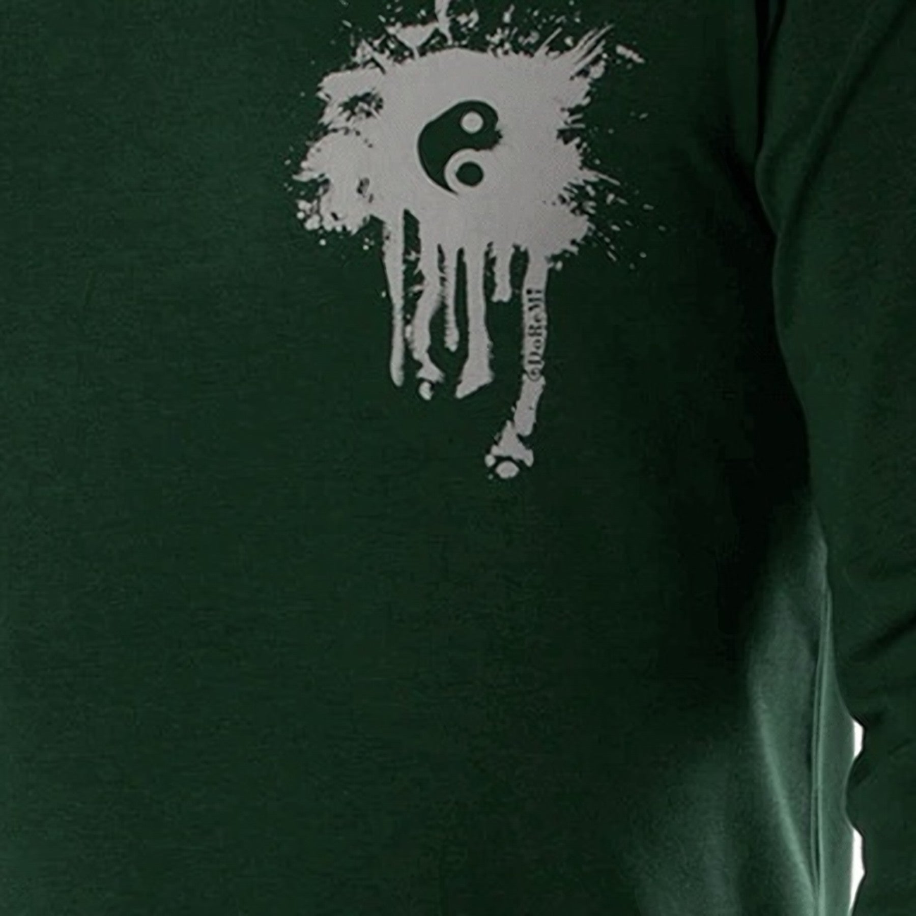 Sérigraphie du haut de pyjama vue de près, éclaboussure d'encre claire et yin et yang Image