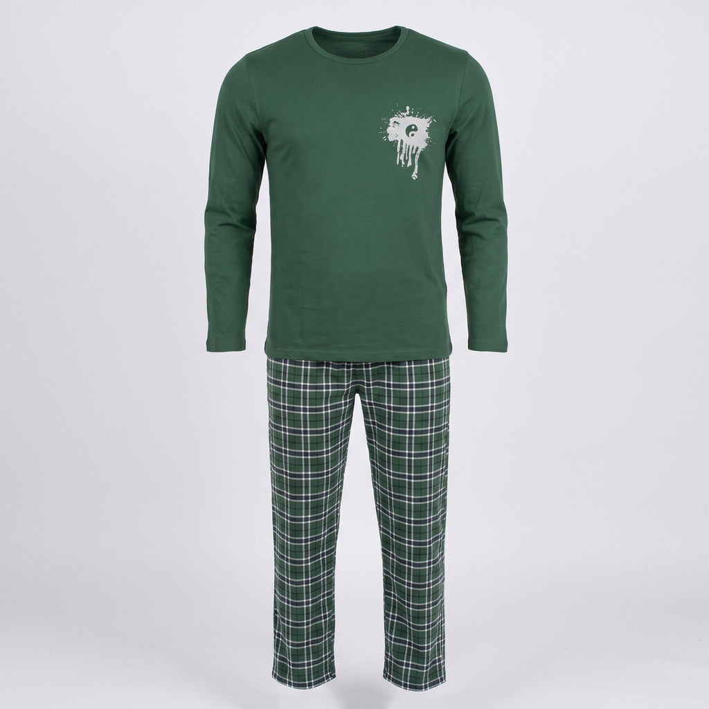 Ensemble pyjama homme porté par un mannequin invisible, haut à manches longues et pantalon à carreaux