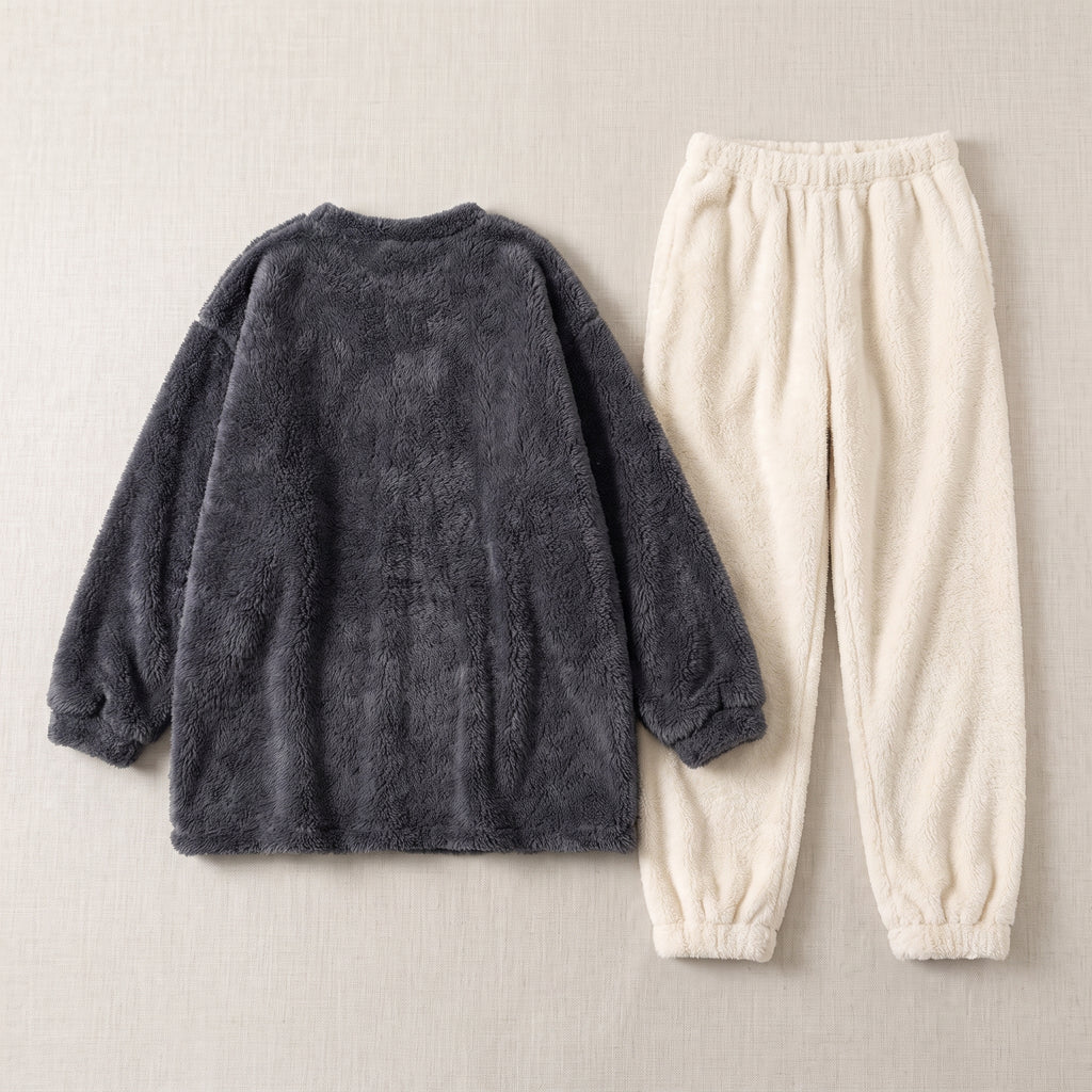 Ensemble de pyjama anthracite et écru posé à plat, haut ample et pantalon long