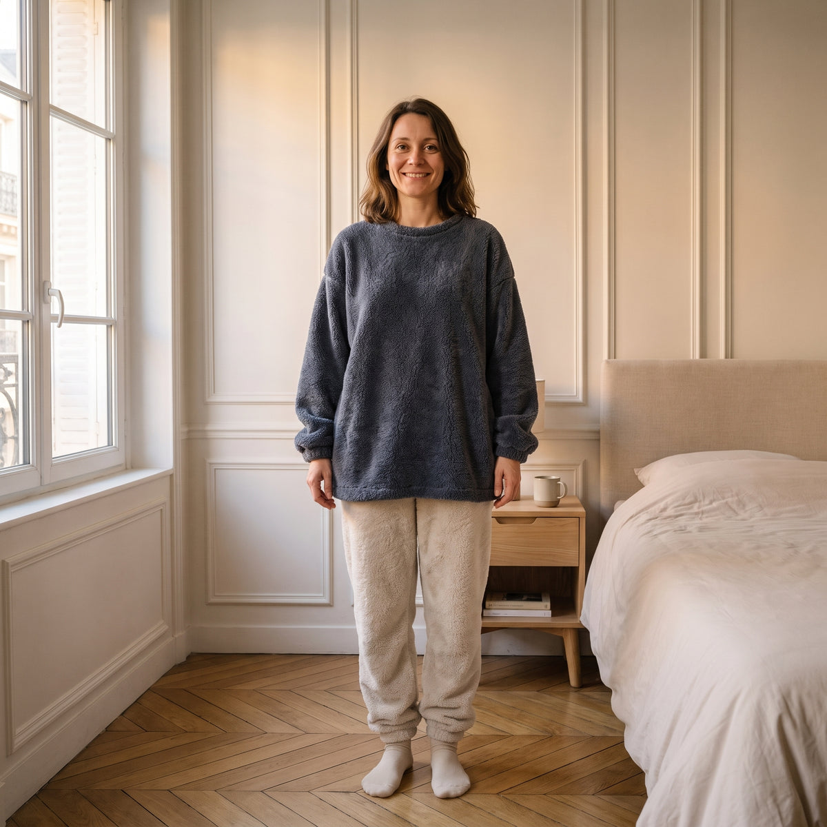 Femme portant le pyjama anthracite et écru, coupe ample sous les hanches et fibres longues