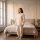 Femme portant le pyjama écru, coupe ample sous les hanches et fibres longues