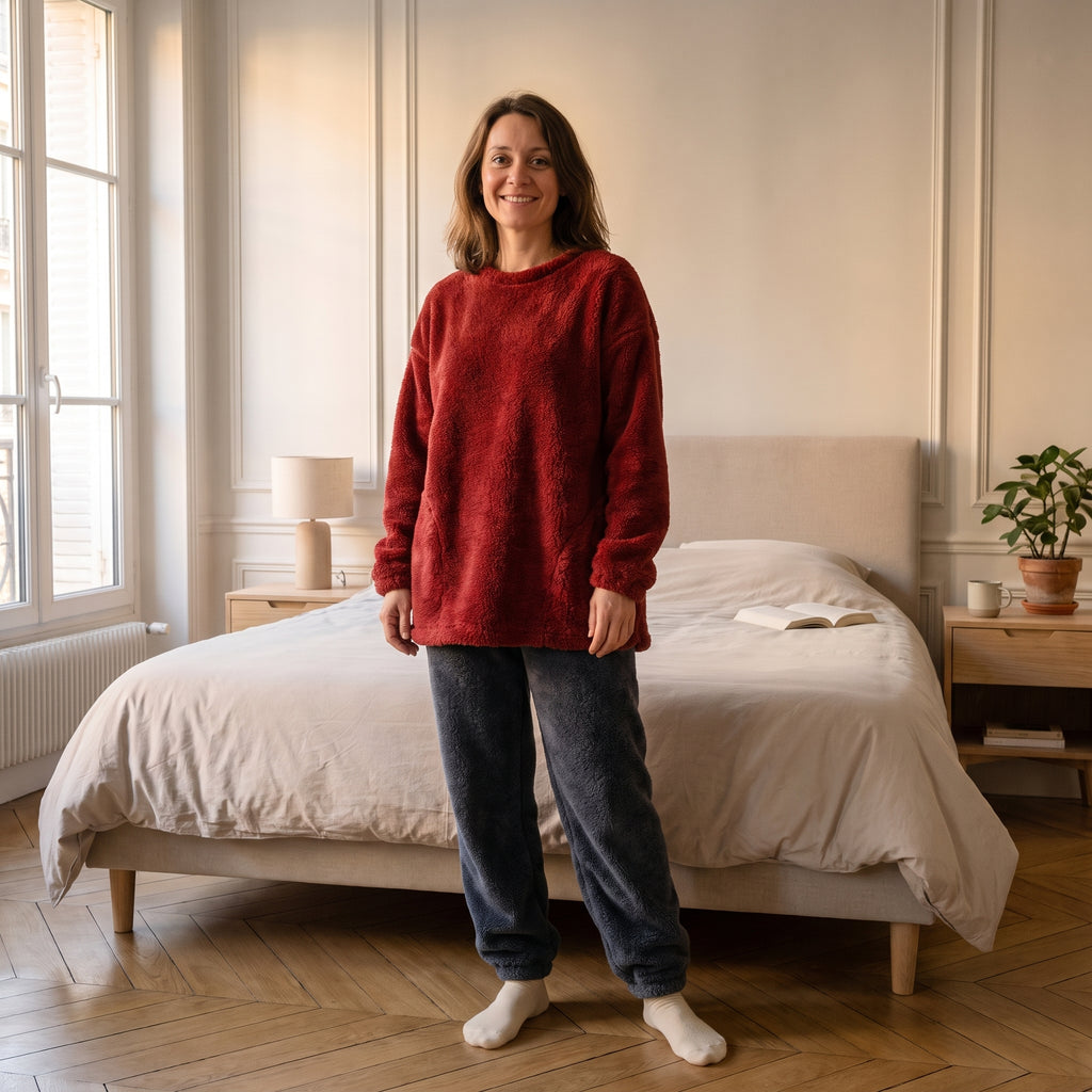 Femme portant le pyjama rouge et anthracite, coupe ample sous les hanches et fibres longues