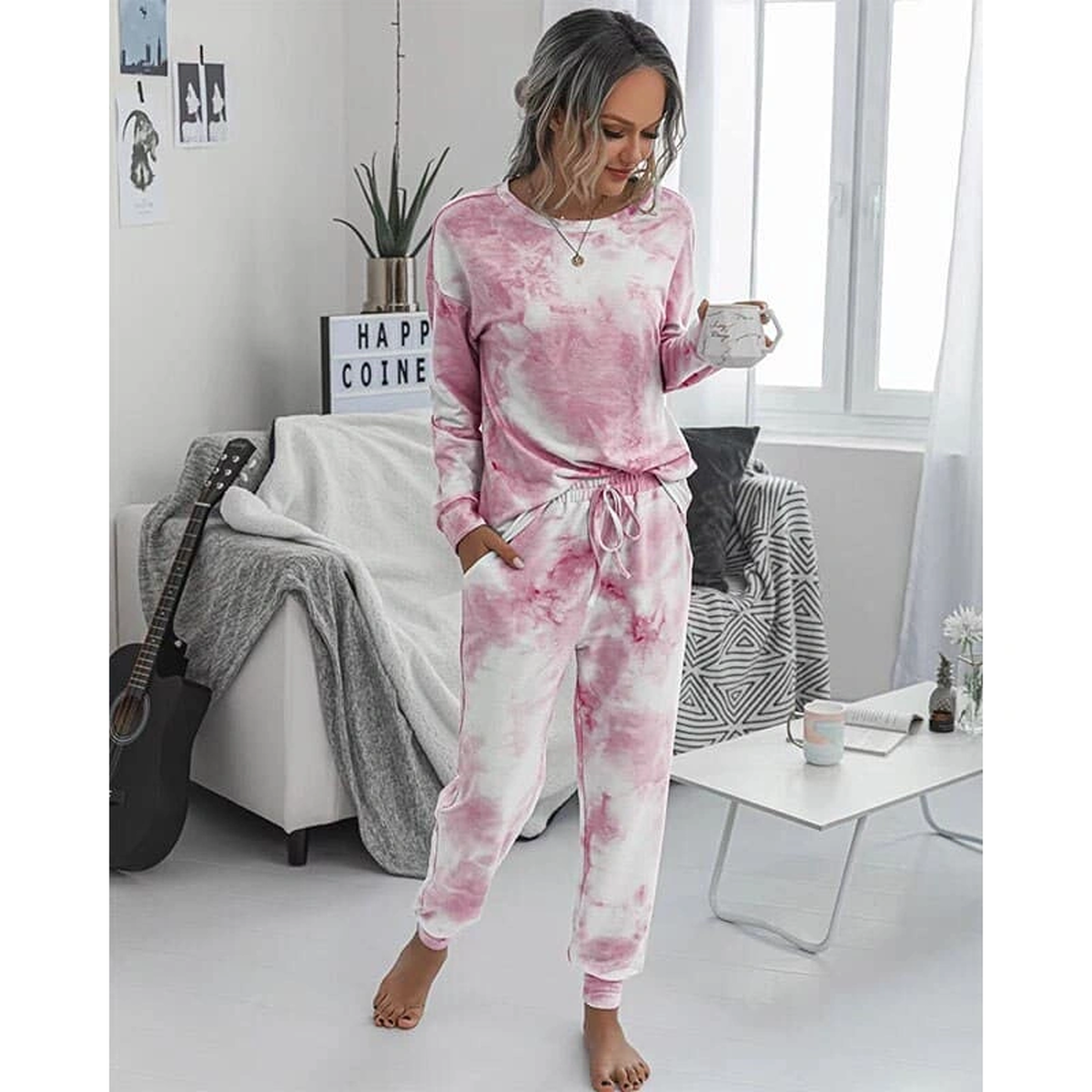 Ensemble tie and dye rose porté avec une tasse Image