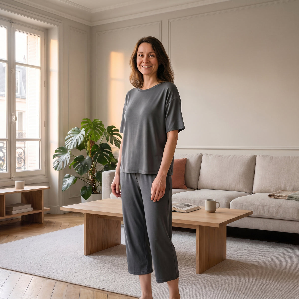 Ensemble d'intérieur en viscose gris porté par une femme debout Image