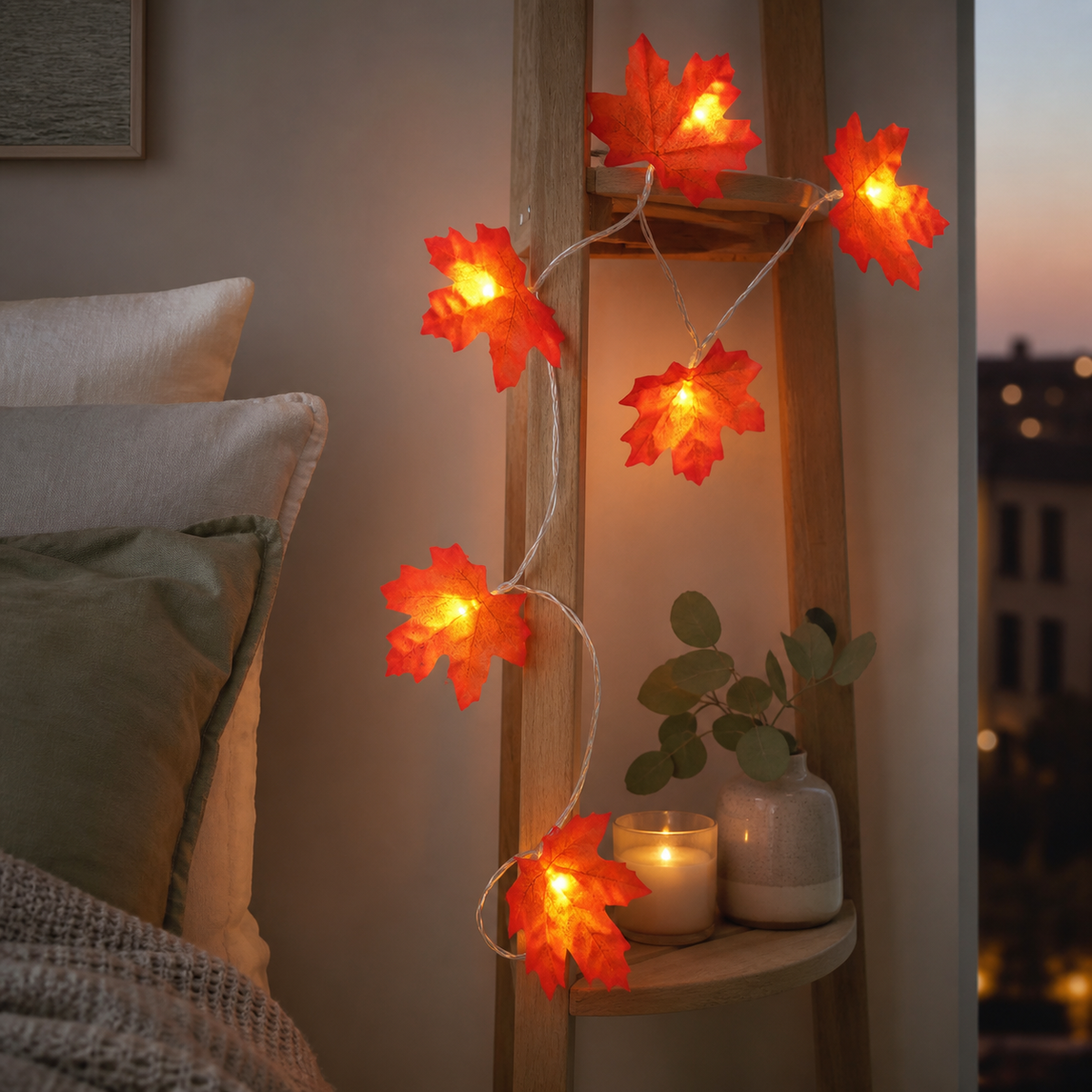 Guirlande lumineuse à feuilles d'érable orangées près d'une tête de lit