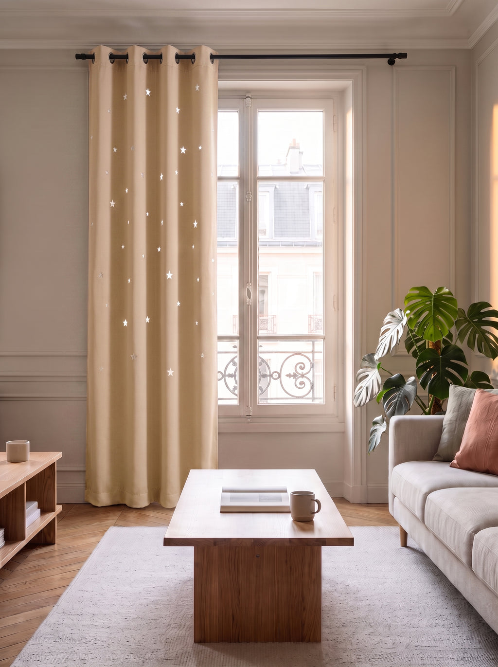 Rideau beige sable a etoiles ajourees devant une fenetre de salon