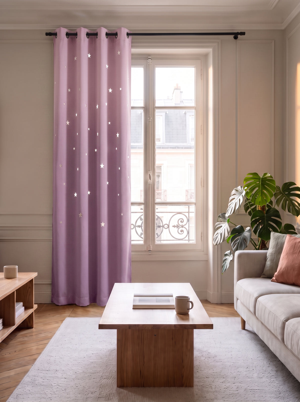 Rideau violet parme a etoiles ajourees devant une fenetre de salon