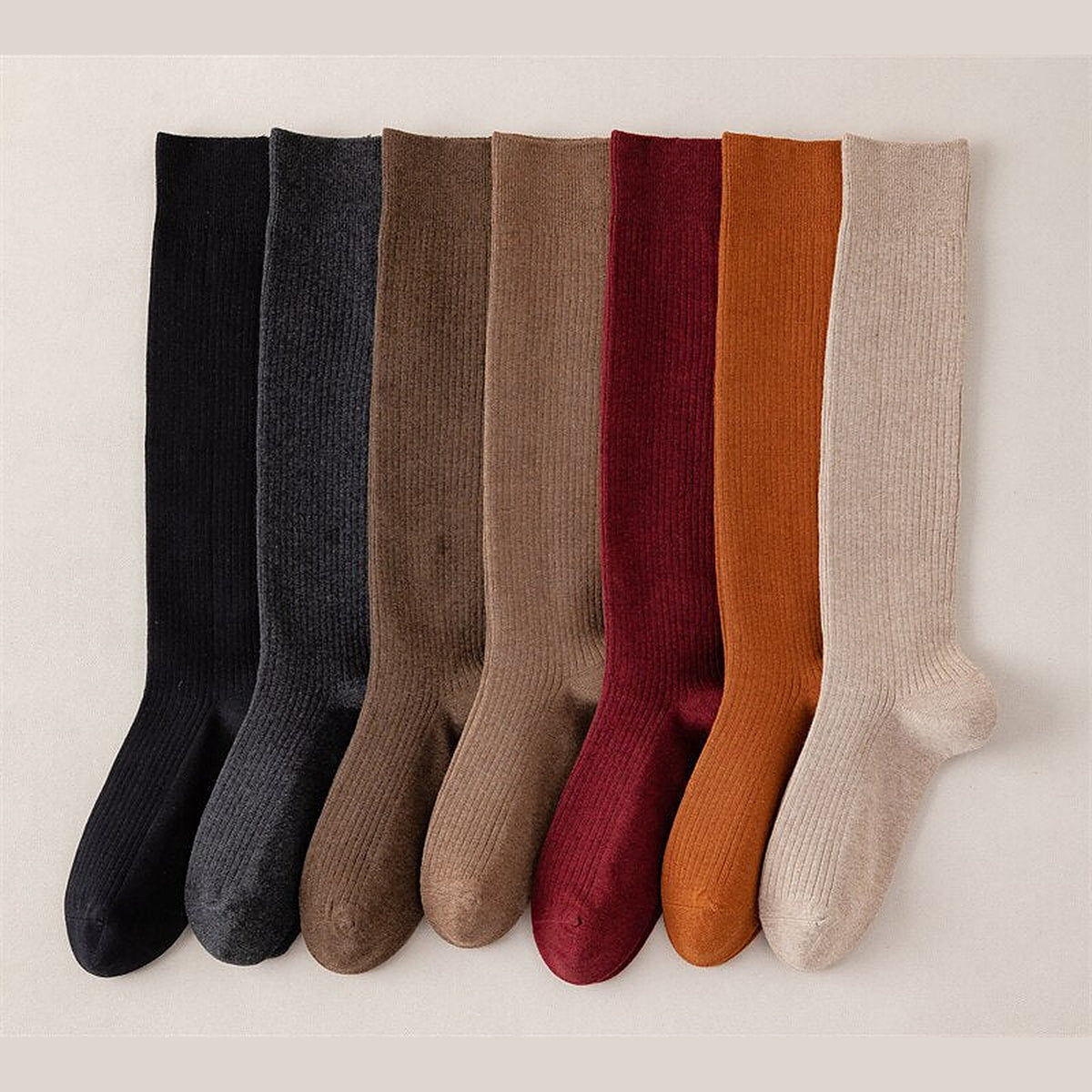 Les sept coloris de chaussettes hautes unies alignes cote a cote