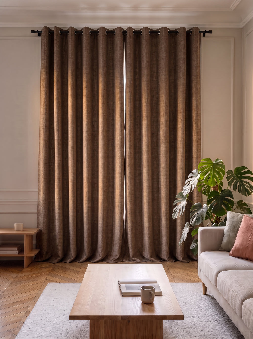 Coloris marron : deux pans tirés devant la fenêtre du salon, de la tringle jusqu'au parquet