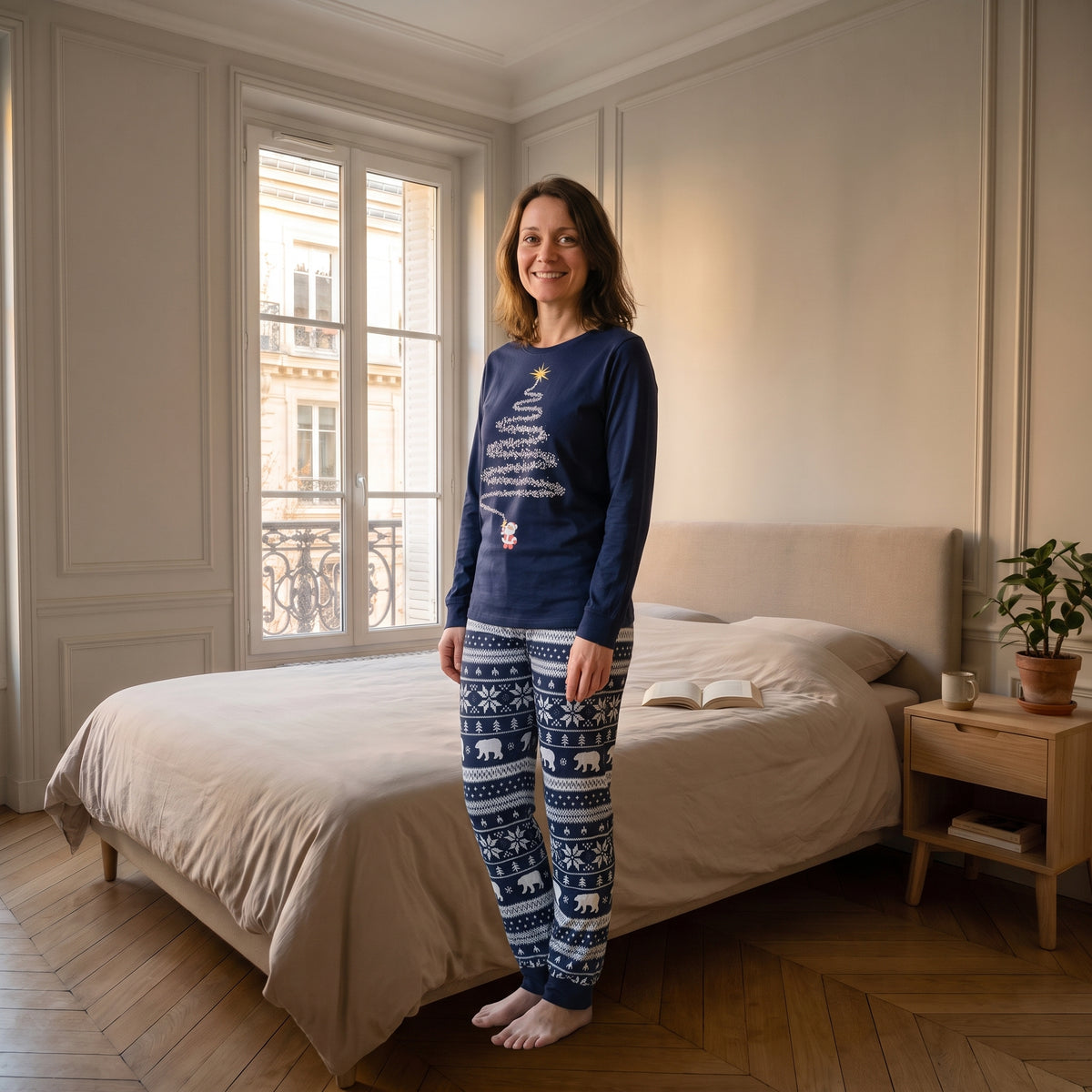 Pyjama de Noel bleu marine motif sapin porte par une femme