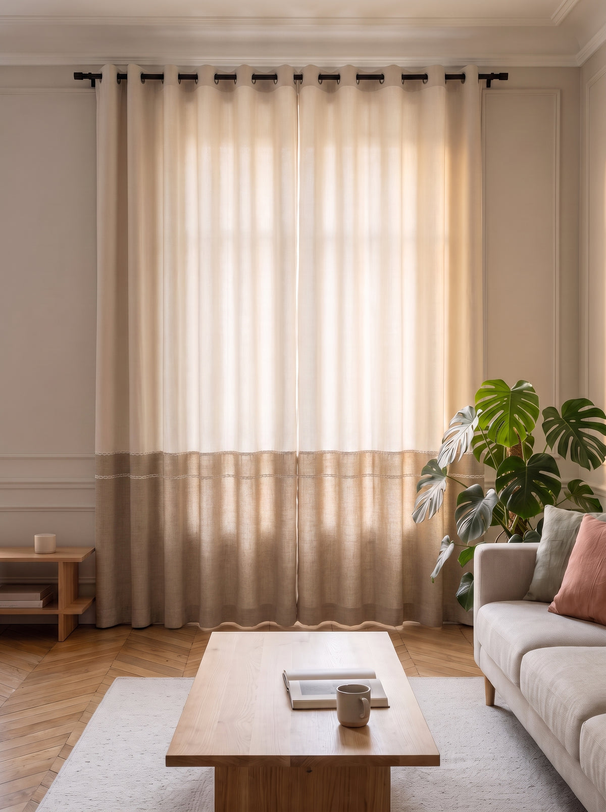 Deux pans du rideau d'ombrage beige tirés devant la fenêtre entière d'un salon