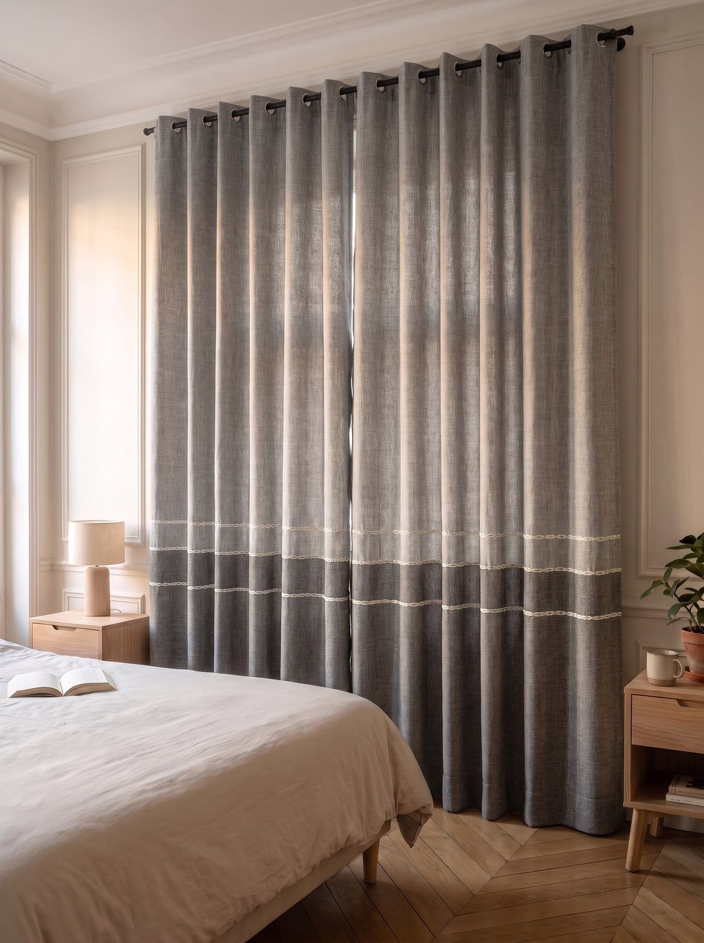 Deux pans du rideau d'ombrage gris tirés devant la fenêtre d'une chambre