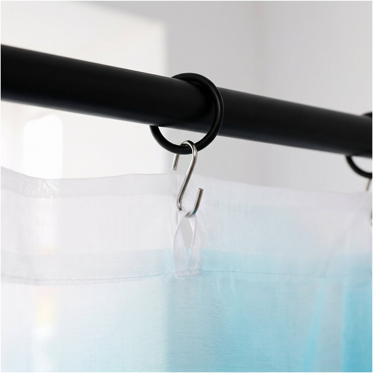 Tete de rideau tulle degrade avec crochet metallique sur anneau