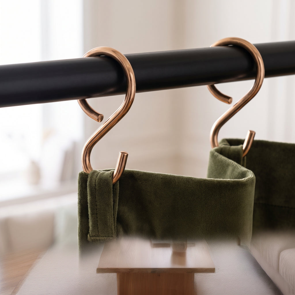 Tete de rideau velours vert olive avec crochets metalliques sur anneaux