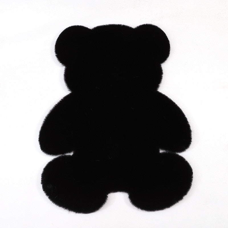 Tapis ours en fausse fourrure noir sur fond blanc, forme entiere