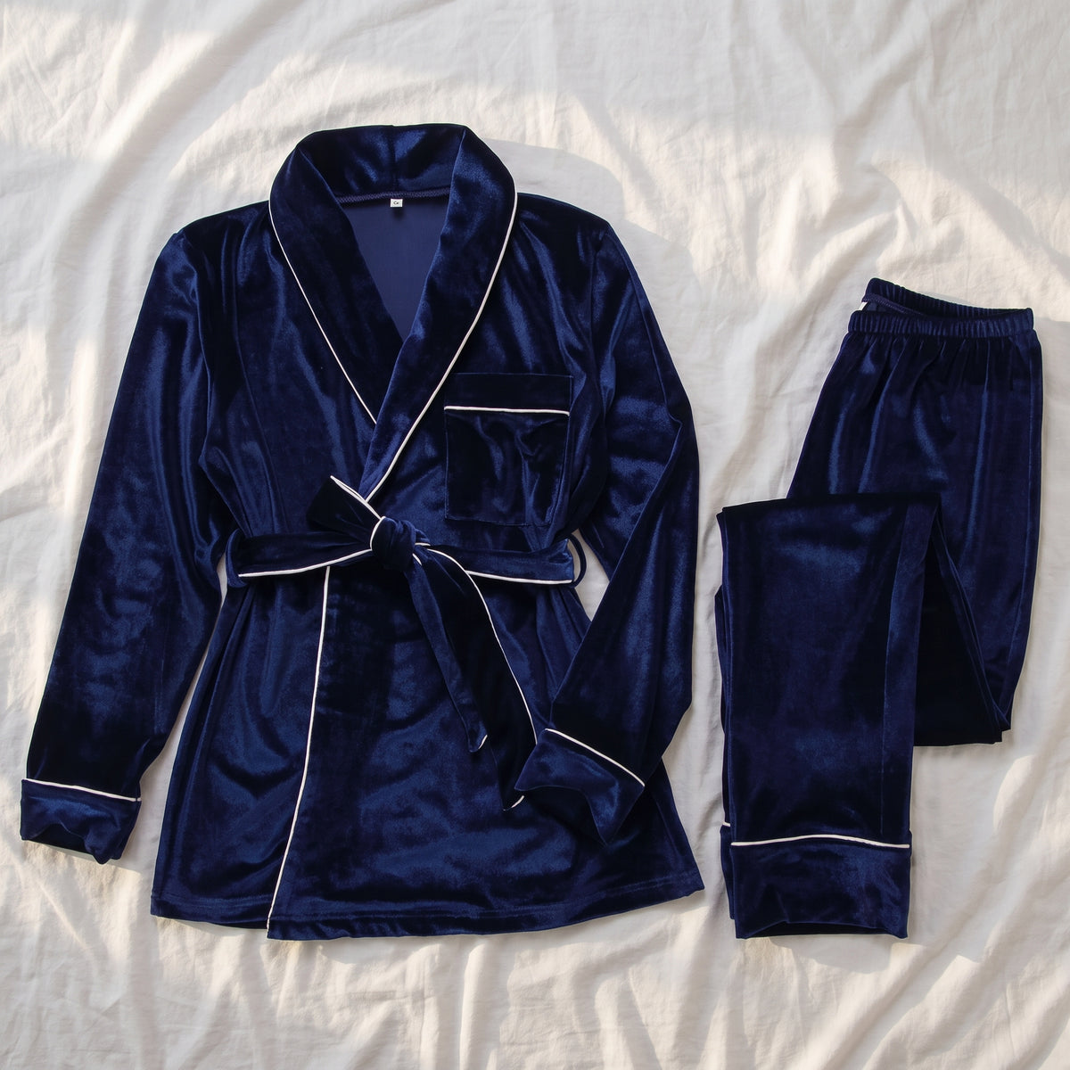 Veste et pantalon du pyjama en velours, posés à plat