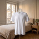 T-shirt cocooning blanc en volume, coupe droite vue de face