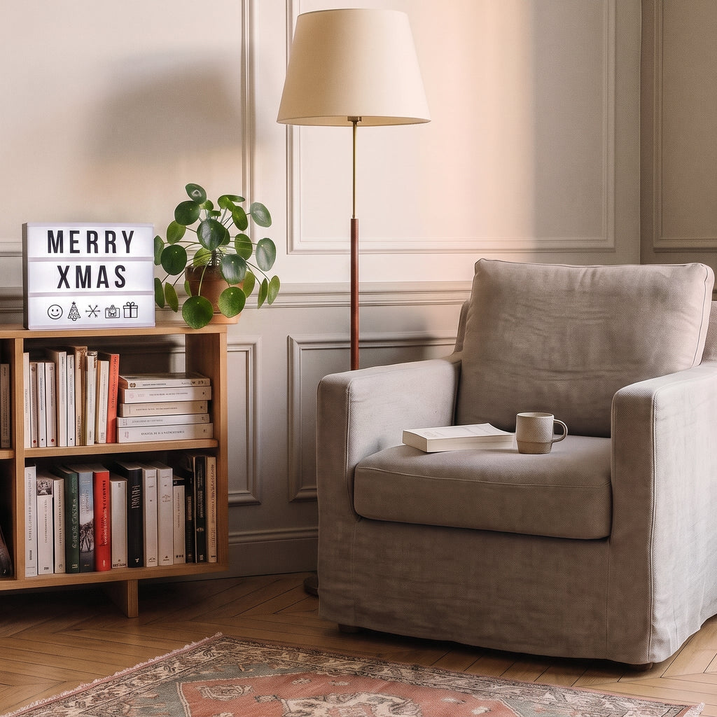 Boite lumineuse avec lettres noires, sur une etagere du salon
