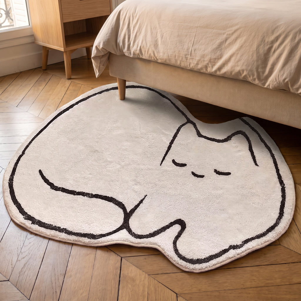 Tapis en forme de chat, écru au trait noir, modèle Chat endormi, posé en descente de lit