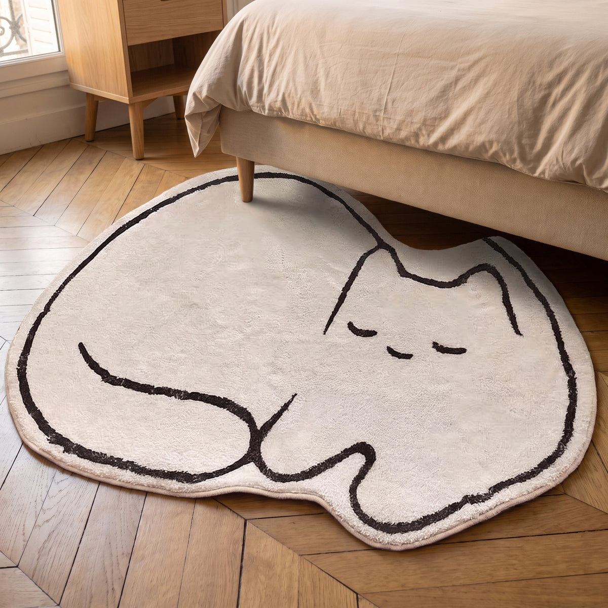 Tapis en forme de chat, écru au trait noir, modèle Chat endormi, posé en descente de lit