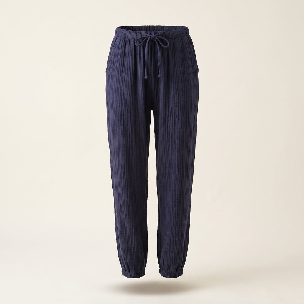 Pantalon de pyjama bleu marine en gaze de coton sur mannequin invisible, ceinture a cordon et bas resserres