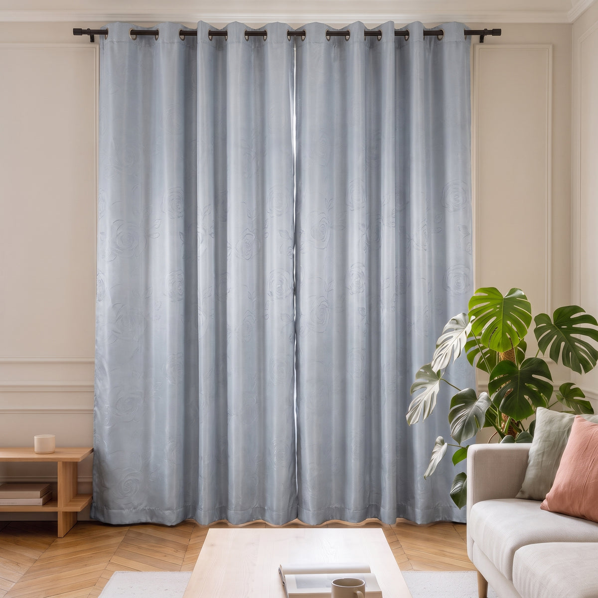 Rideau occultant gaufré gris perle, pans fermés dans un salon