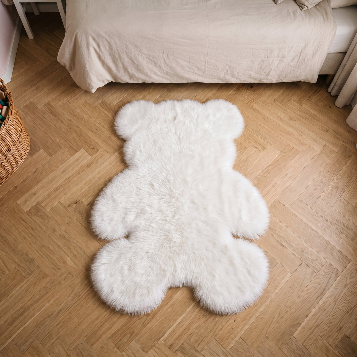 Tapis ourson en peluche blanc posé le long d'un lit d'enfant
