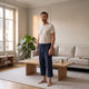 Pantalon d'intérieur en gaze de coton bleu marine porté par un homme dans le salon