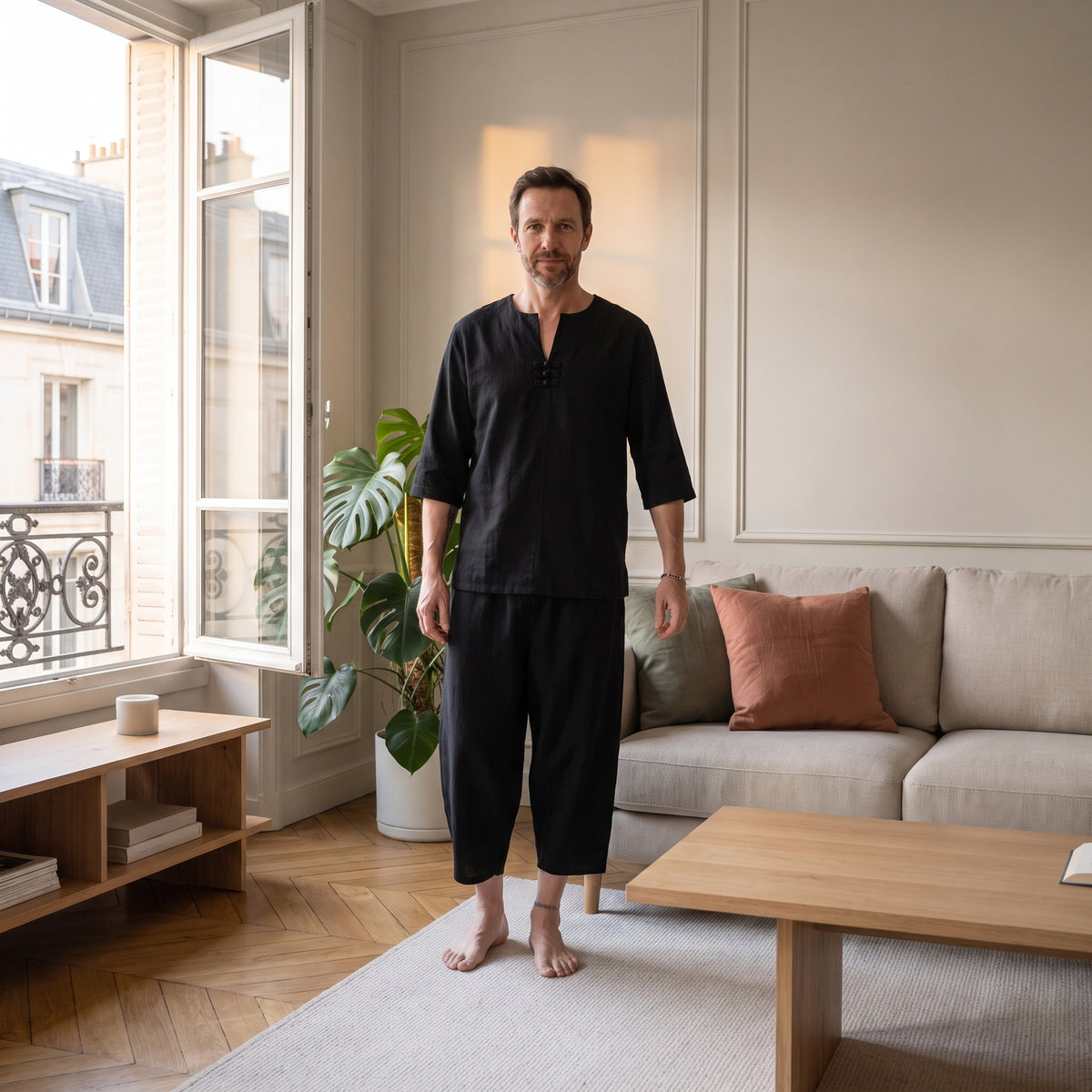 Ensemble d'été homme noir porté debout près d'une fenêtre ouverte